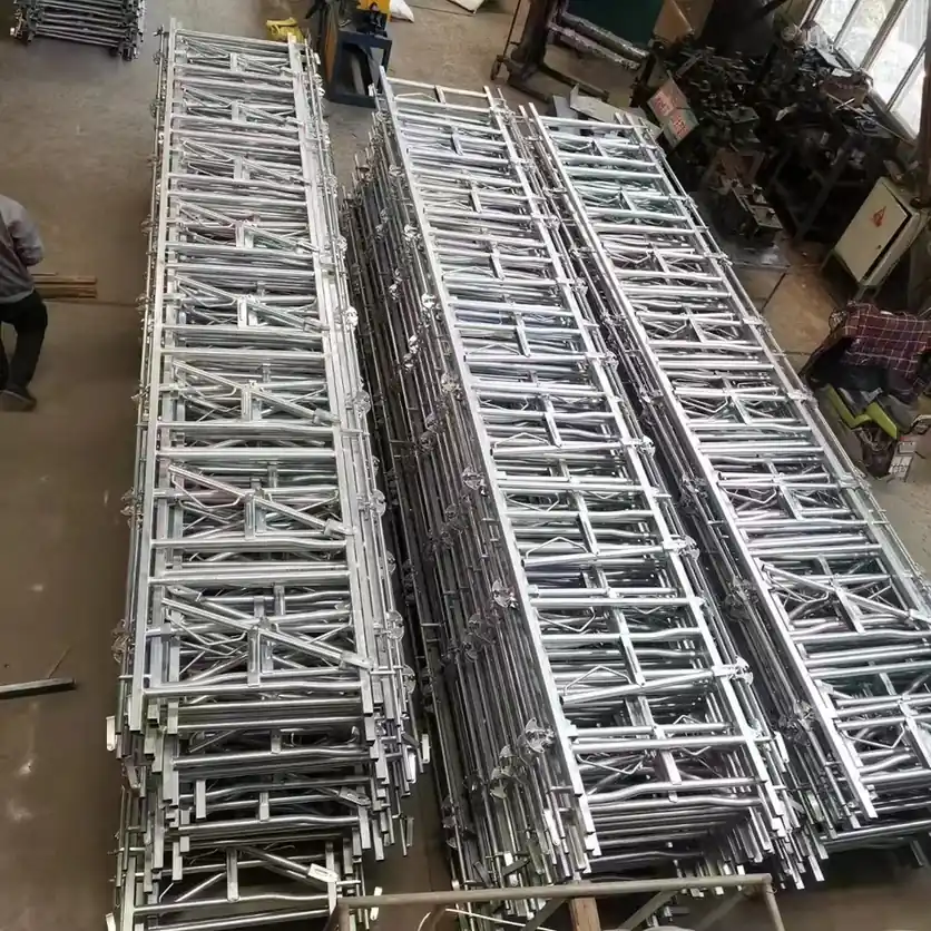 Üretimden çıkan galvaniz yemlik kilidi panelleri